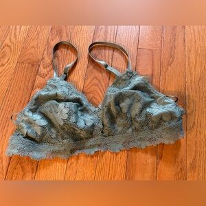 Aerie Bralette
Adjustable straps
Side elastic